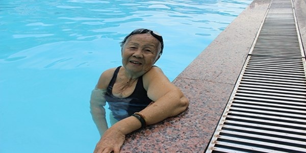 Bơi tốt cho người thoái hóa khớp gối